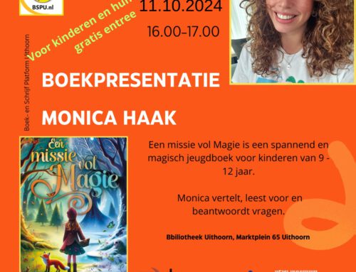 Monica Haak presenteert in de bibliotheek